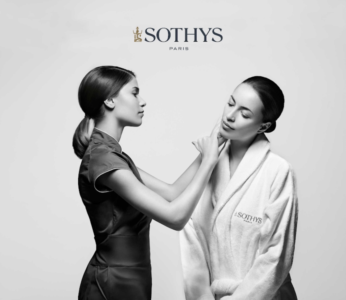 Dvě ženy, kosmetička pečující o klientku Sothys Paris.